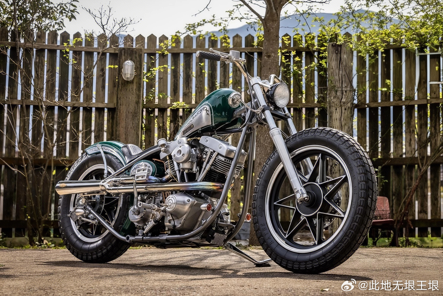 大V聊车哈雷的改装不只有帮派、狂野形式，这辆Bobber风格改装的1979年哈雷