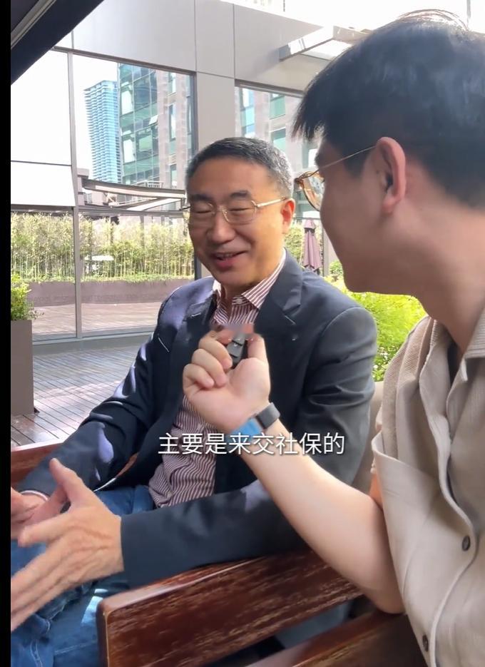 网传零跑汽车的朱江明年薪811.9万，结果他直接来个反转，说自己年薪只有8万，还