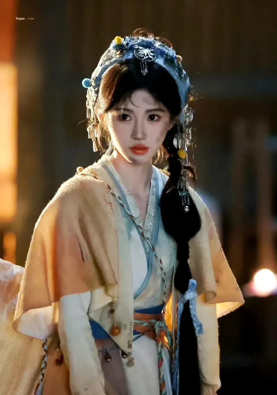 鞠婧祎《来战》民族风造型曝光，精致头饰搭配和谐色彩，民族特色与时尚感巧妙融合。她