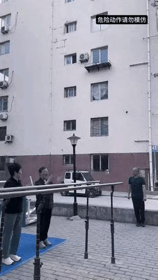 作者加速成长计划这样的男人到多大岁数都一样，只要有几个女的在边上就嘚瑟。你看，多
