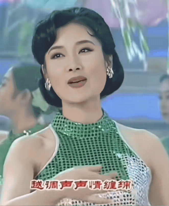 何赛飞作为著名的越剧演员，年轻时就有盛世美颜。1984 年，出演越剧电影《五女拜