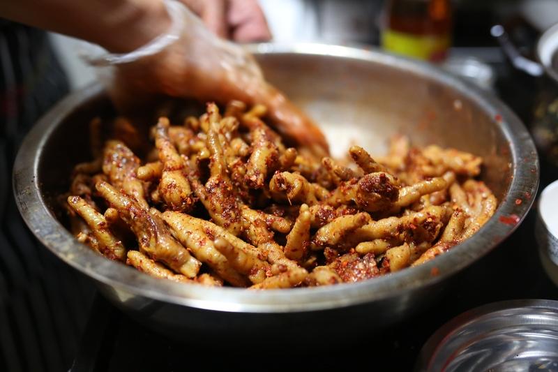 做农村大席可不简单，得有一套综合技能。
先说掌勺硬功夫，农村大席没有精准计时和标