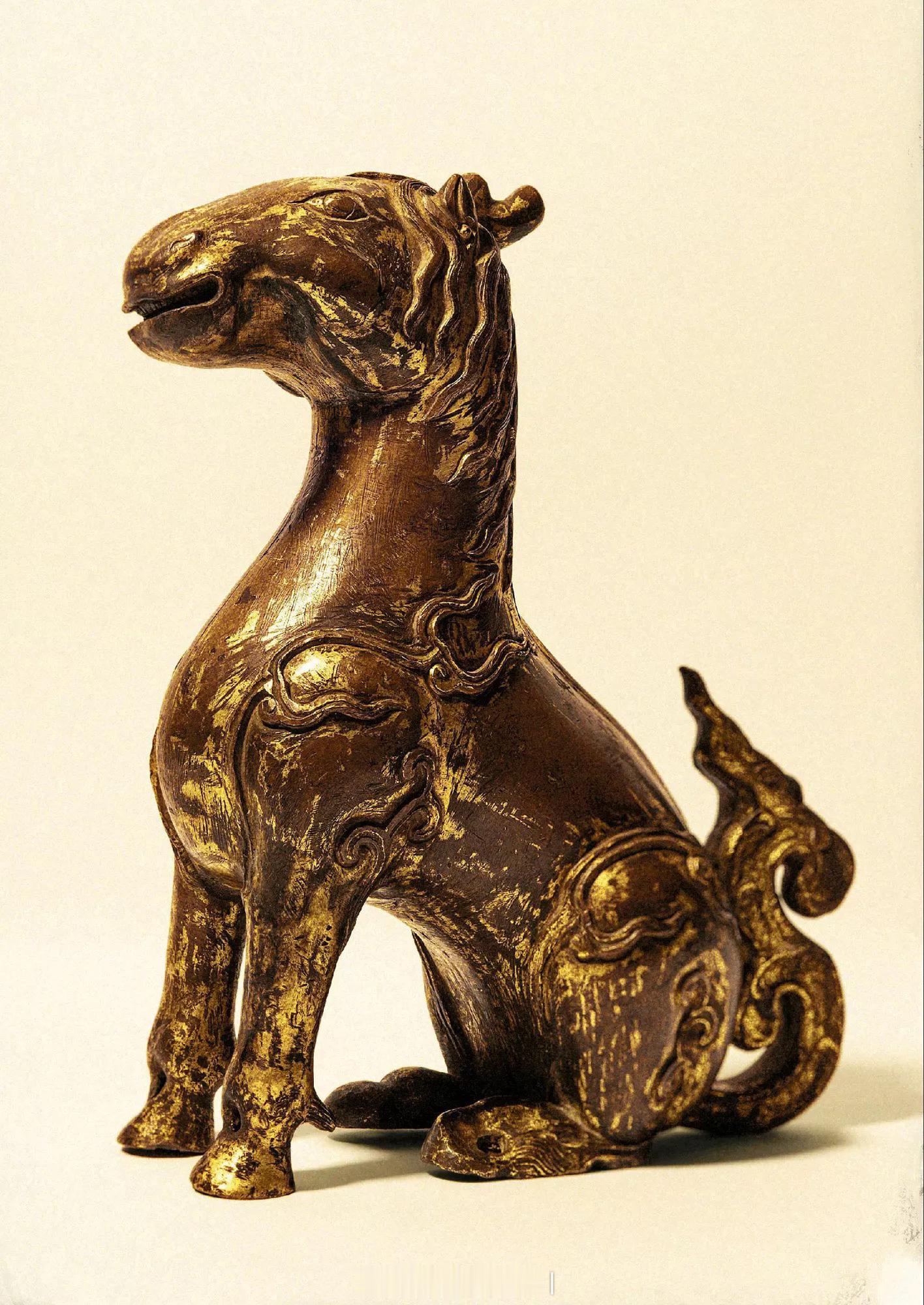 清乾隆 铜鎏金天马构件此铜鎏金天马为屋脊装饰构件，为中国古代屋脊上“五脊六兽”中