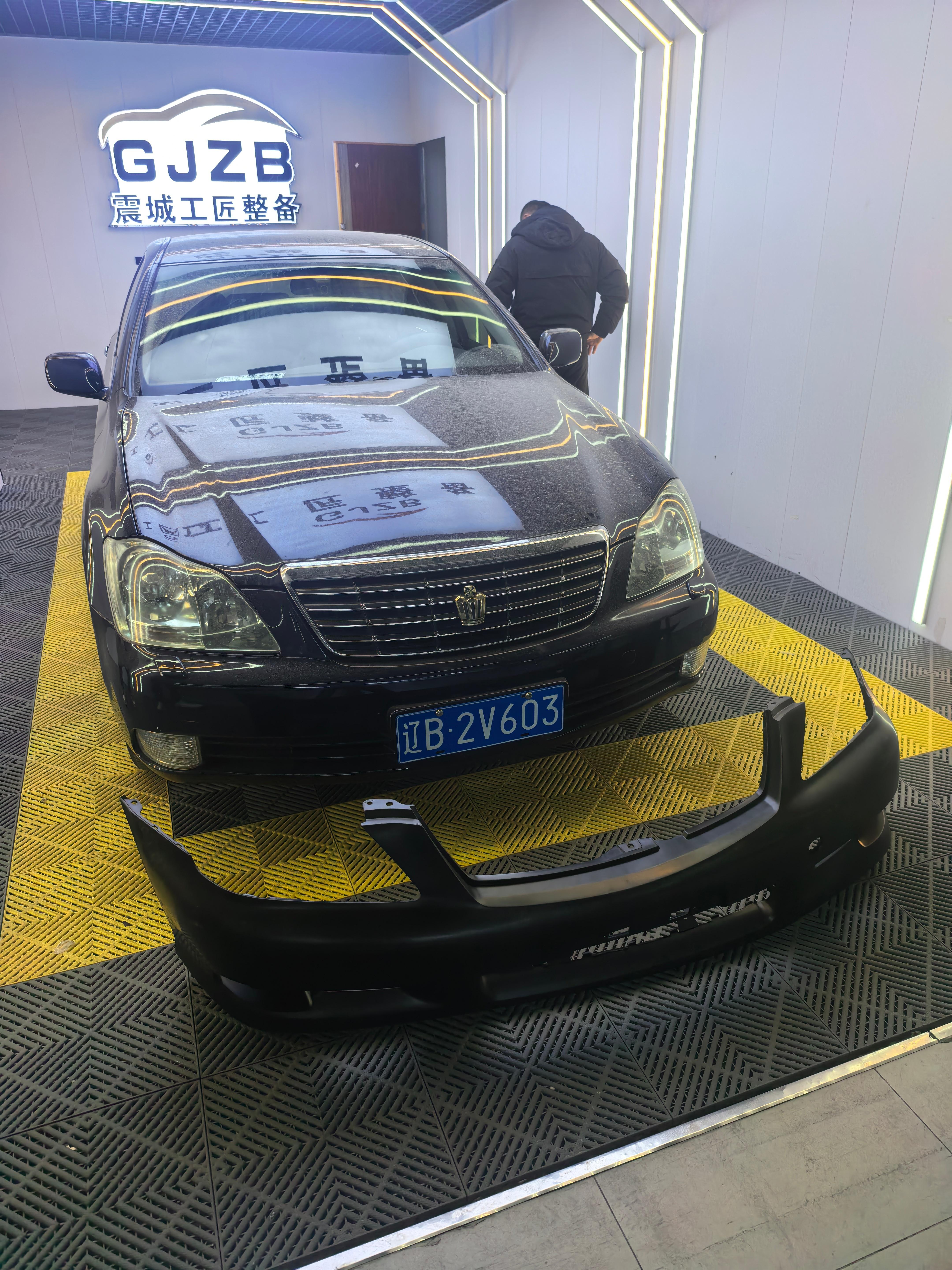 皇冠内饰已经完成 70%，外观开始修复，全车腻子铲平，喷进口鹦鹉漆，所有外观覆盖