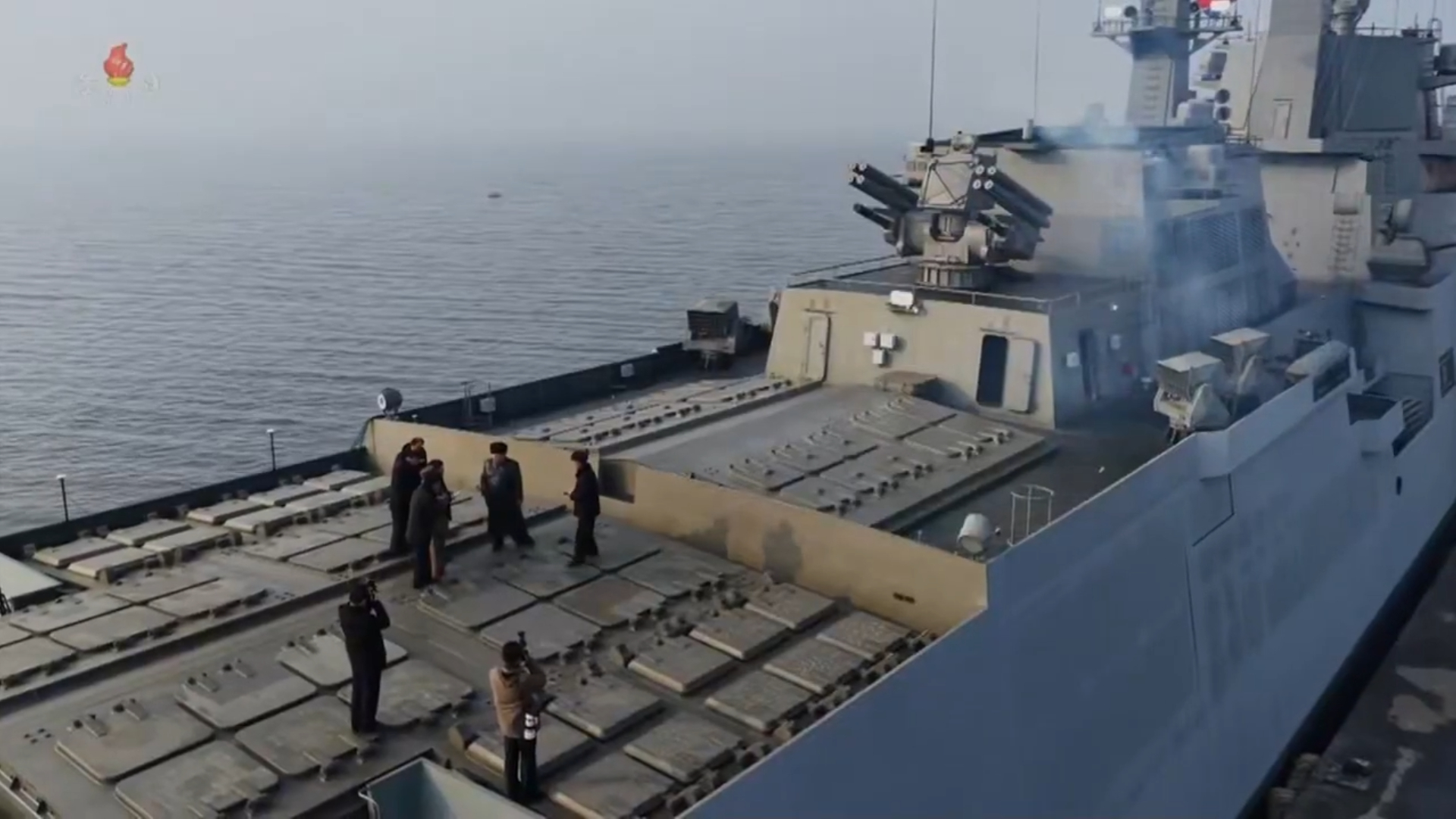 朝鲜崔贤号驱逐舰后部的垂发近景，看起来是不同尺寸和细节的三种或四种垂发。 