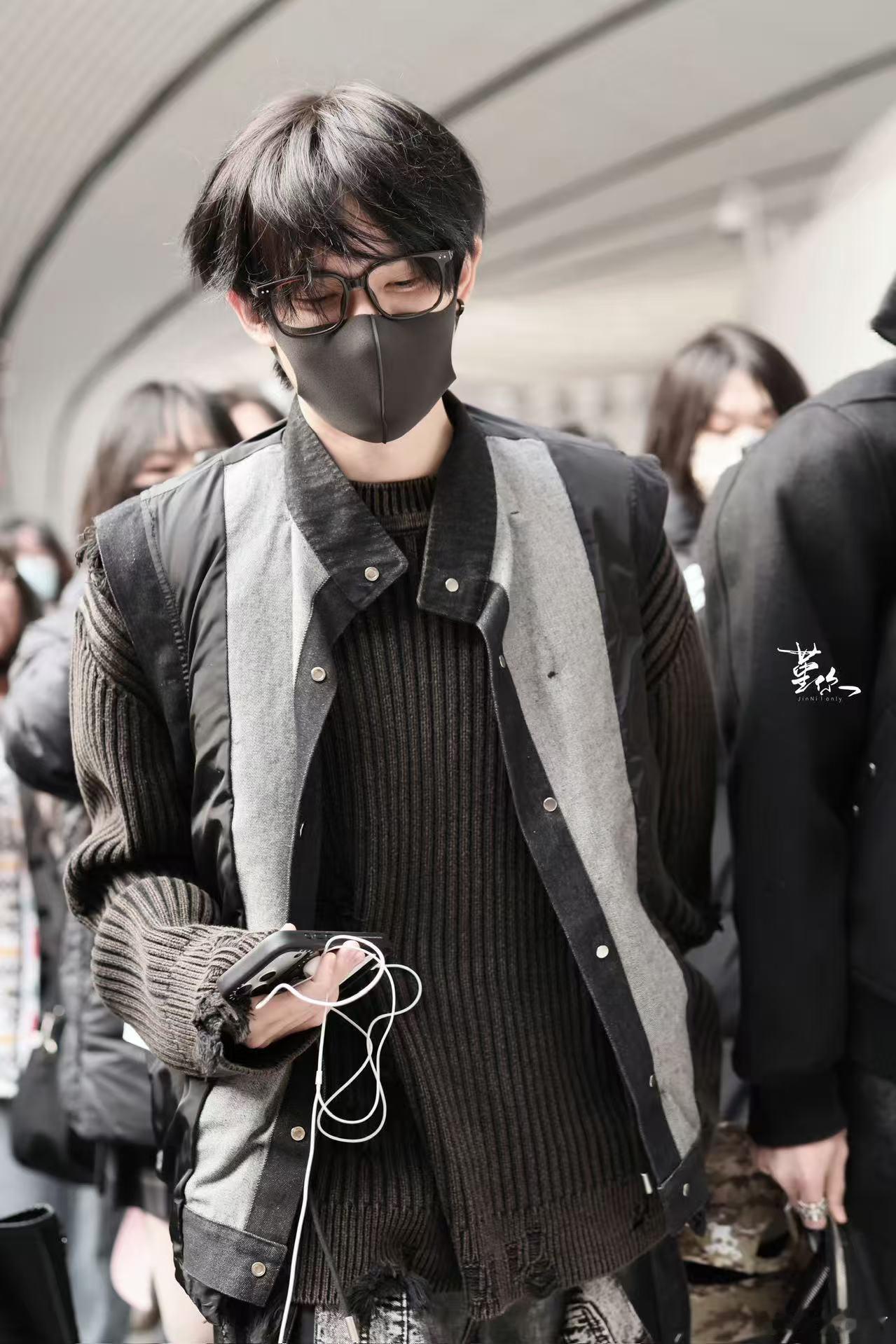 余宇涵出发荣耀之战 余宇涵奔赴荣耀之战，机场造型简约又不失个性，黑框眼镜和叠穿完