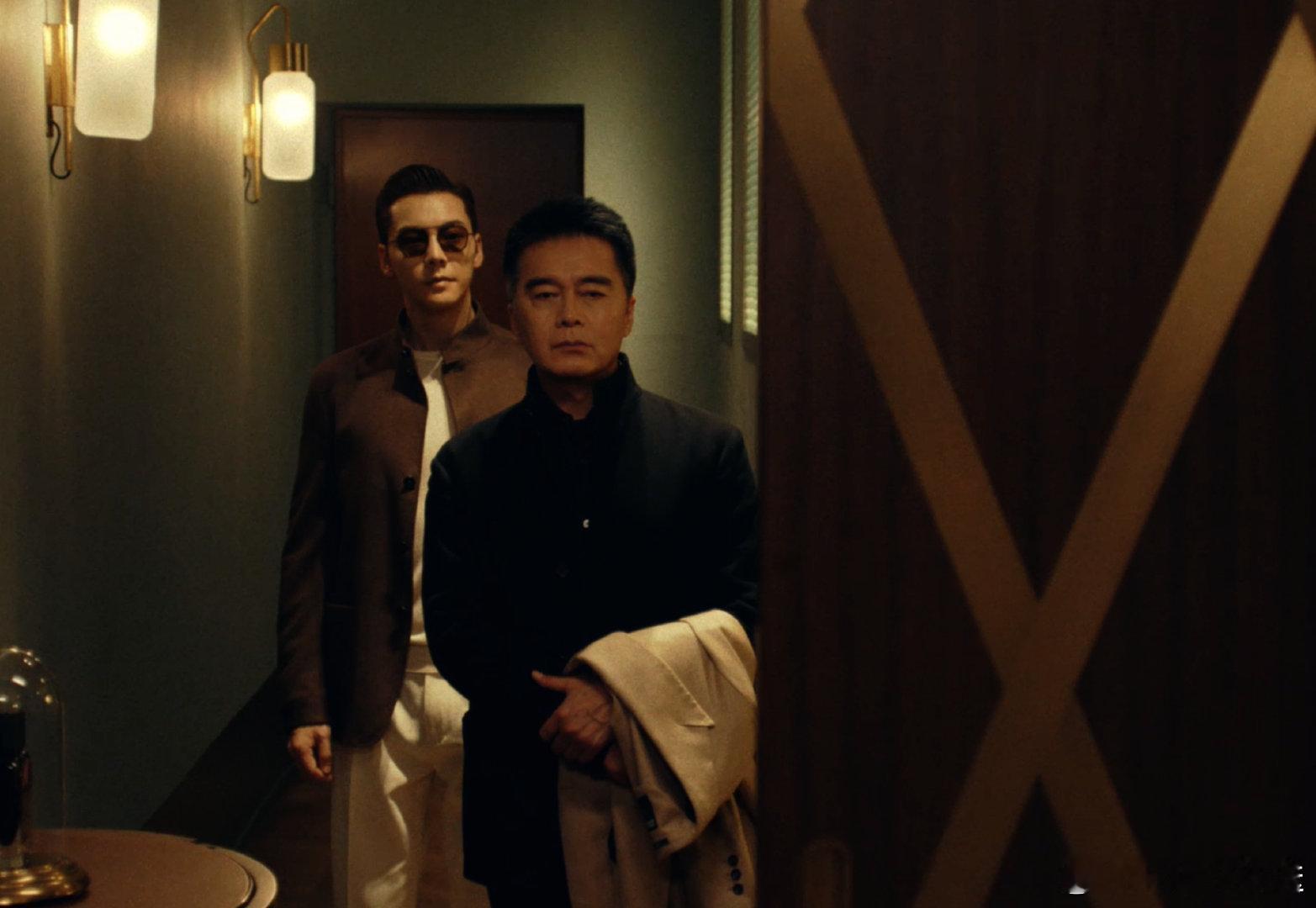 陈伟霆的老钱风更是alpha级别 陈伟霆把老钱风穿出了alpha天花板级别，父子