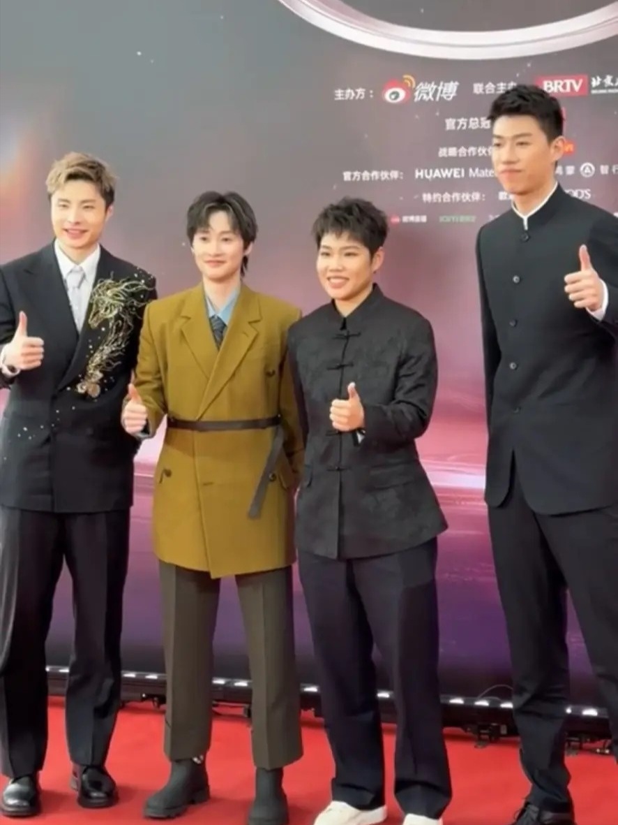 一哥一姐一混来了，正在红毯互动区 