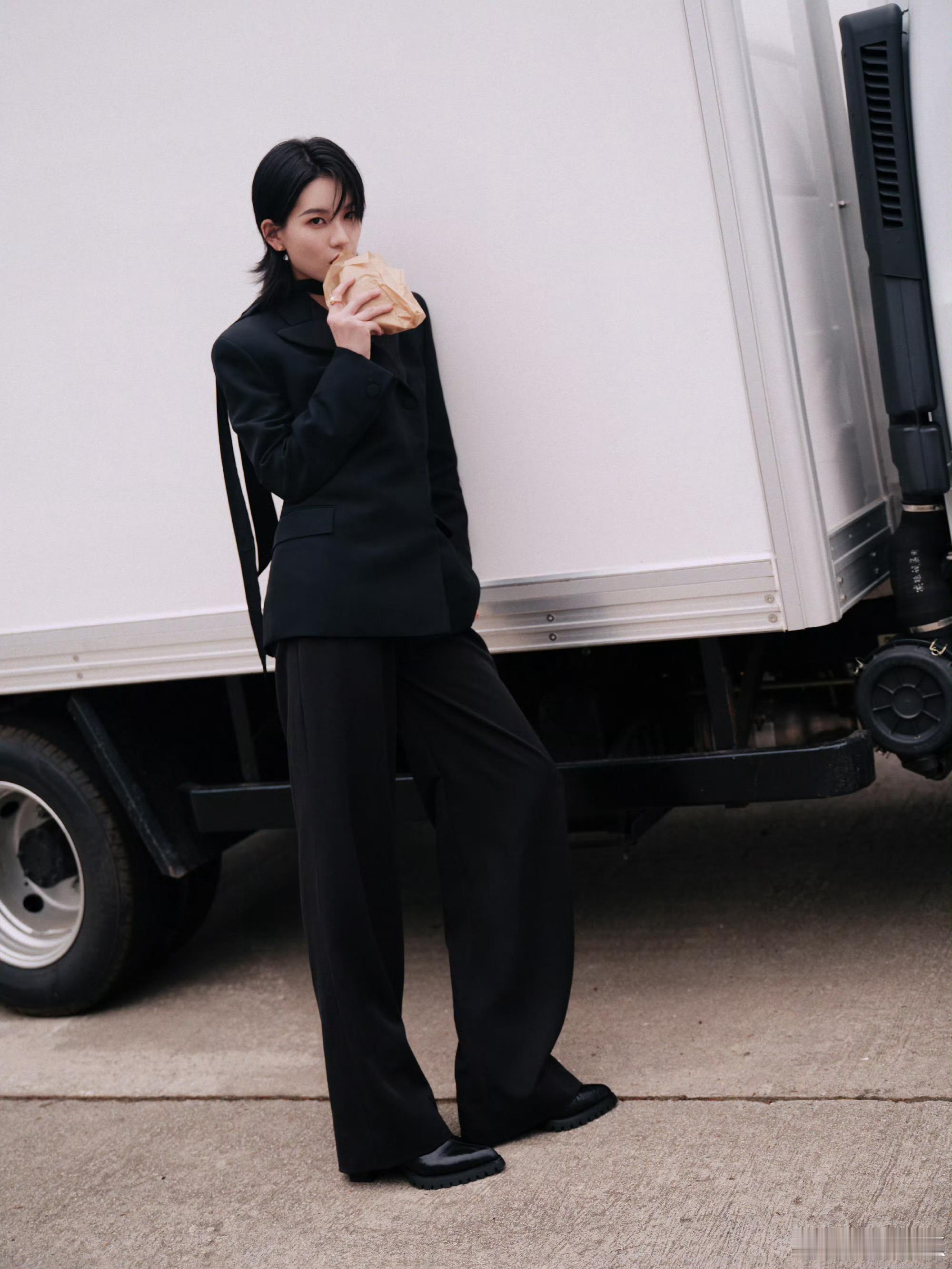 陆柯燃听到老公姐笑了今日活动造型太绝了……all black西装是想帅死谁姐姐的