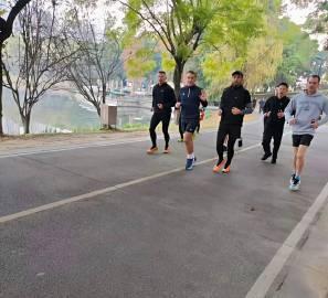 马克龙成都晨跑“接地气”，与市民击掌问候

12月4日清晨，成都锦湖公园迎来一位