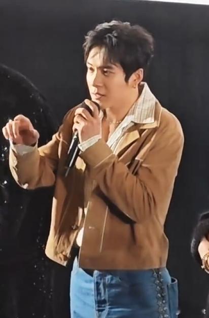 韩东君说原生家庭不是你的爱情 在爱的世界里，先找到属于自己的爱人，再去谈婚姻。爱