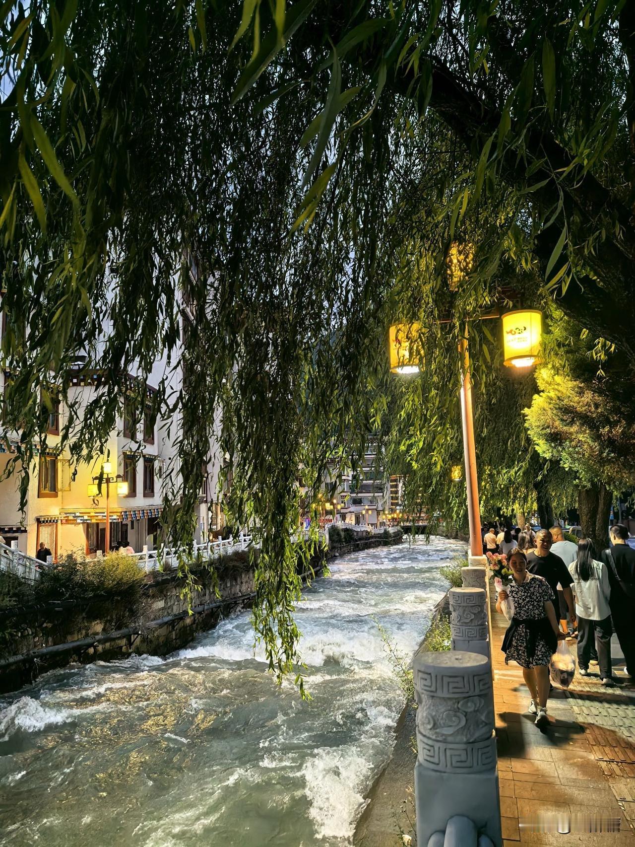 大姑妈是个比较骄傲的人，
前表嫂是做财务的，
我大姑妈一点都看不上！

记得读小