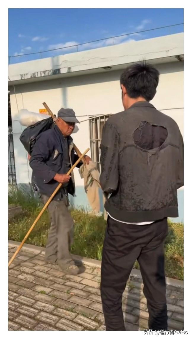 “没想到我的一个评论火了，事情是这样的：前天在网上刷到一个视频，一位胡子拉碴衣衫