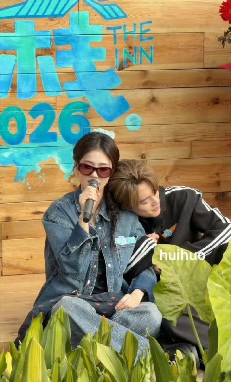 王鹤棣白鹿好权威的两张脸亲爱的客栈王鹤棣白鹿同框气场好强，气质干净利落，颜值高又