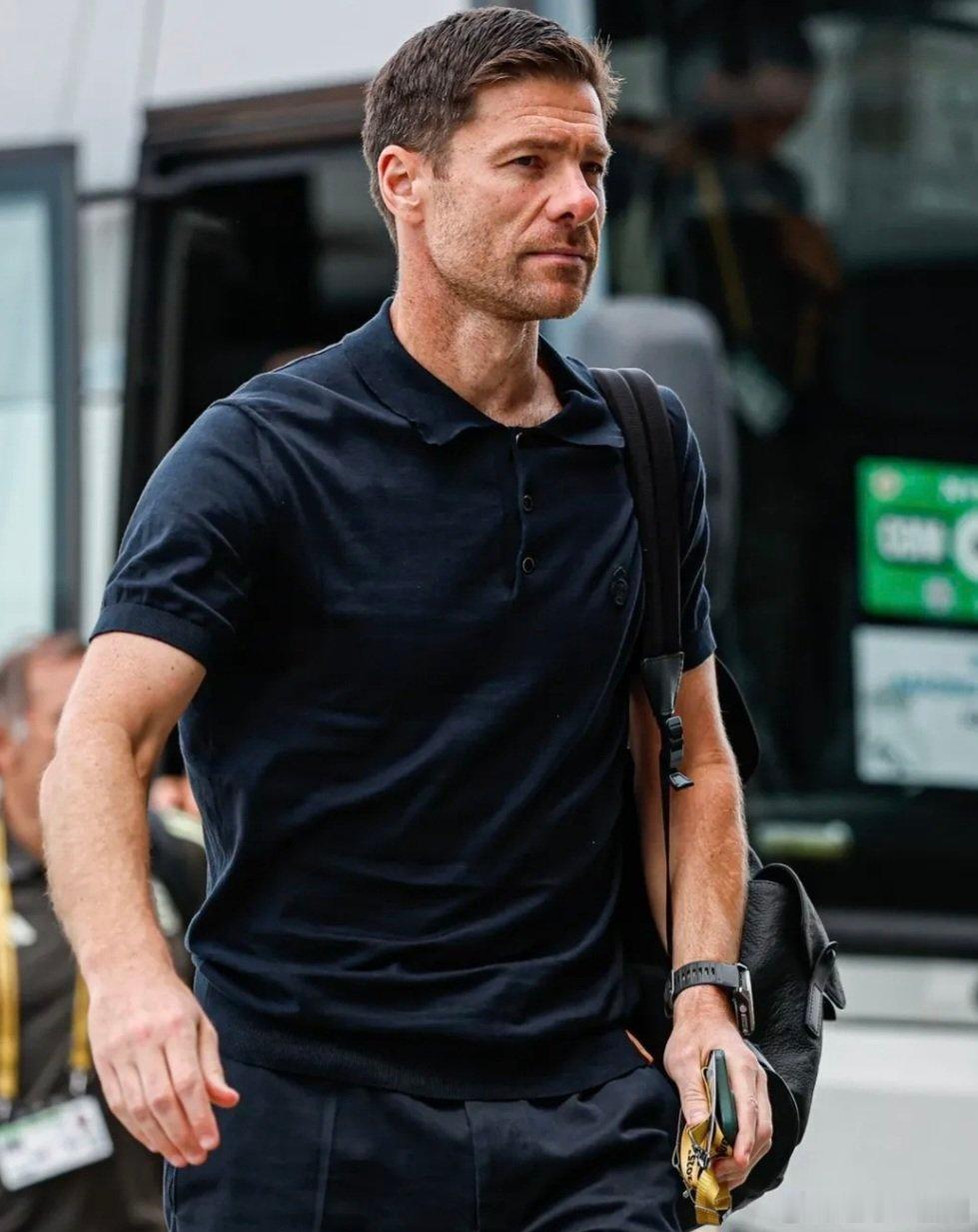 哈维·阿隆索即将正式执掌切尔西帅印，这位44岁的西班牙少帅手握四年长约，将深度参