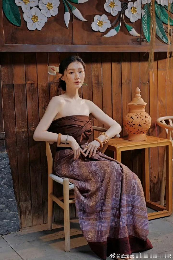 不舒服学渗透到金靖新综艺了犀利点评直击妆容问题，化妆师用心创作却被挑剔，行业里的