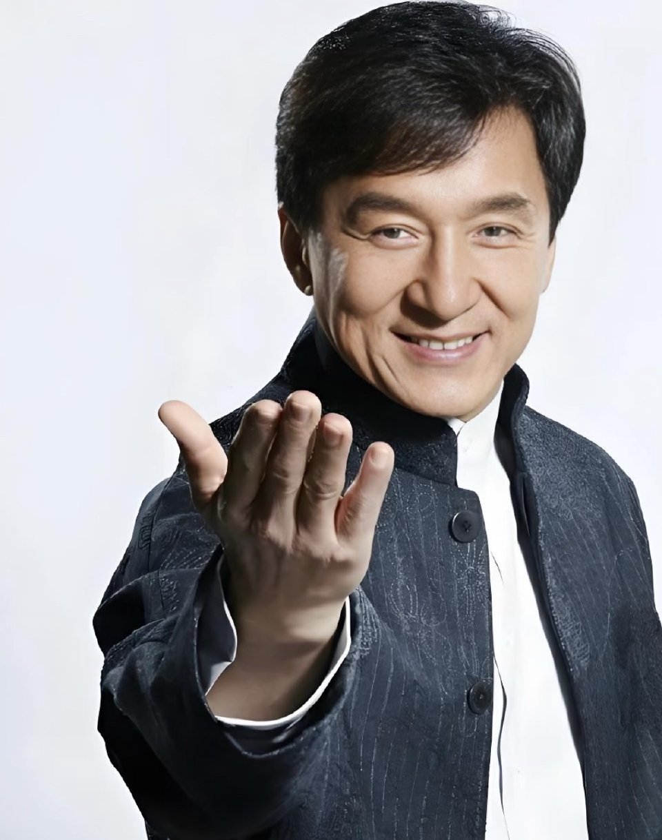 成龙72岁生日今天是成龙72岁生日七十二年风雨兼程，他把热爱融进每一部作品，祝大