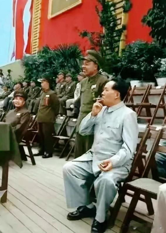 1964年，伟人在开会时，看到了正在抽雪茄的李先念，李先念随手递给了伟人一根，谁