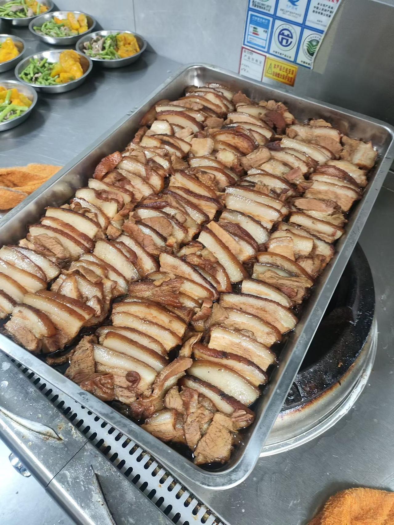 有钱把日子过好，没钱把心情过好。有钱多吃羊肉牛肉，没钱多吃猪肉鸭肉。
大多数人一