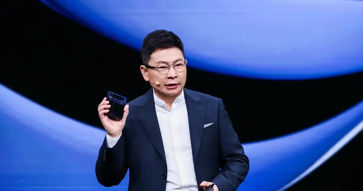 行业首款大阔折手机HUAWEI Pura X Max发布