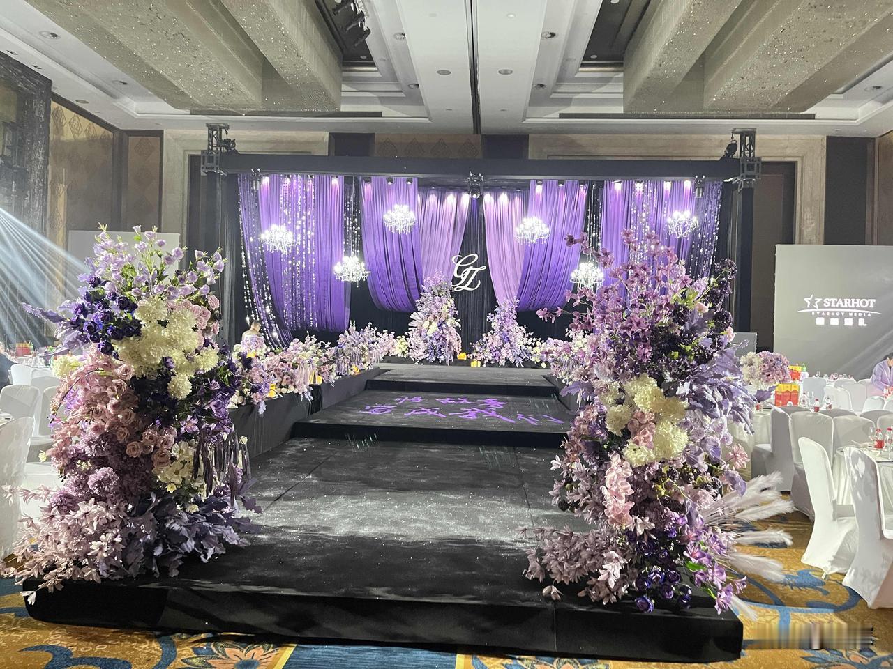 昨天参加了一场婚礼，新娘38岁了，头婚。

与以往不同的是，整个婚礼过程见到新娘