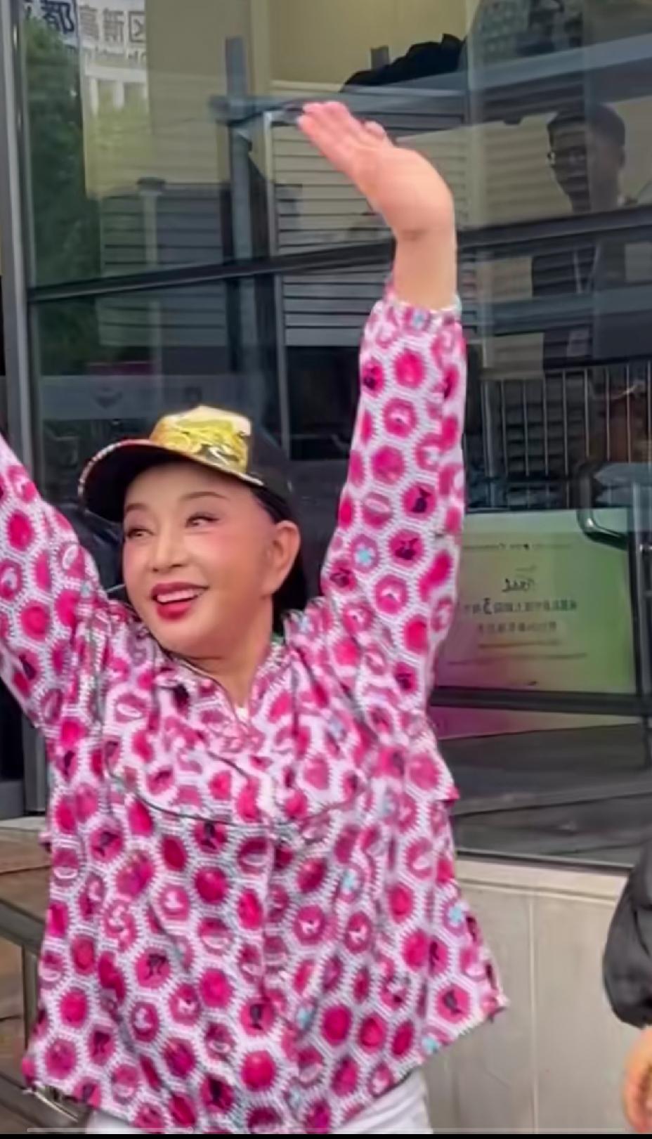 刘晓庆也喜欢穿花衣服，农村的老太太都是穿花衣服，也许是她们那个年代的人从年轻到老