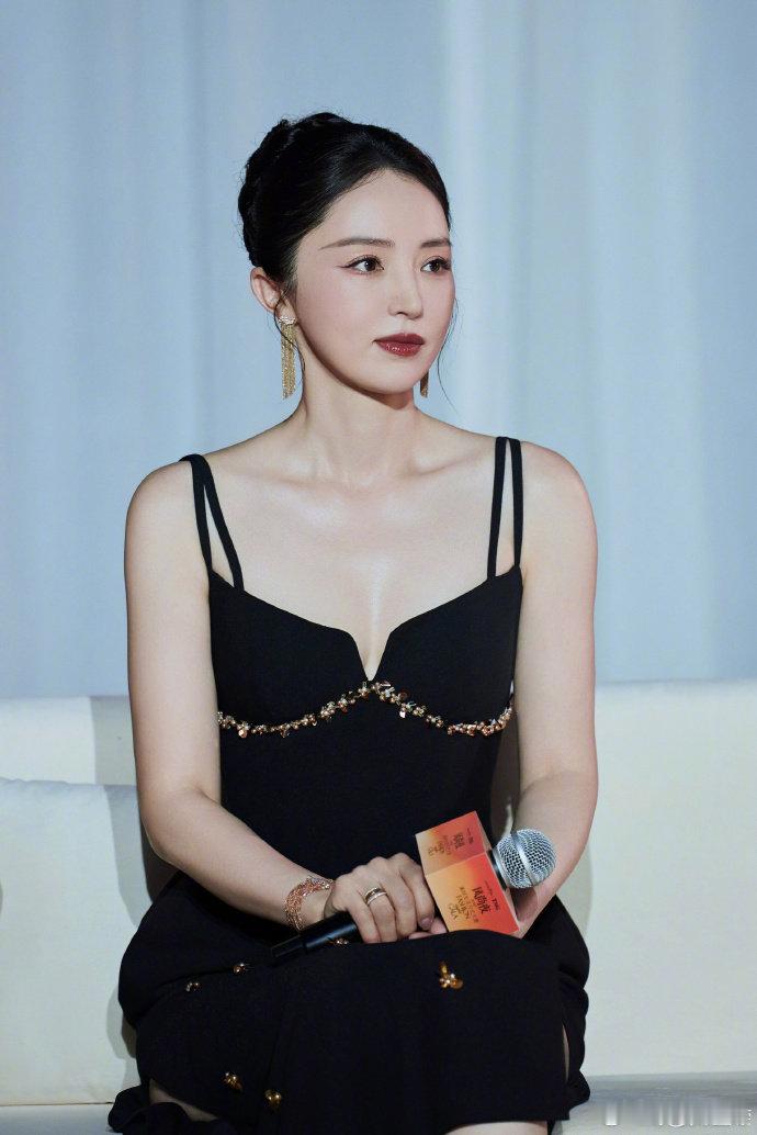 李维嘉说董璇像带了两个孩子谁懂啊！董璇和张维伊那点小分歧，被一句 “带俩孩子” 