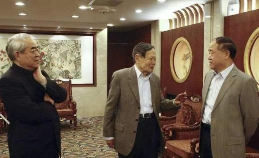 杨振宁曾当众挖苦莫言：虽说我们二人都拿过诺贝尔奖，可差别在于，你是农家子弟，我是