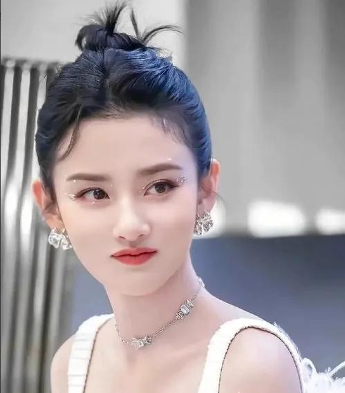 如今，宋祖儿已经成长为一位备受瞩目的实力派演员。她不仅有着出色的演技和颜值，更有