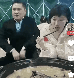 看来大哥很紧张，杯子出卖了他。