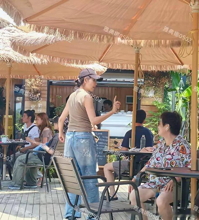 蔡少芬和张晋带三个孩子在贵州玩了一个多星期。但这次让我觉得舒服的，不是她53岁状