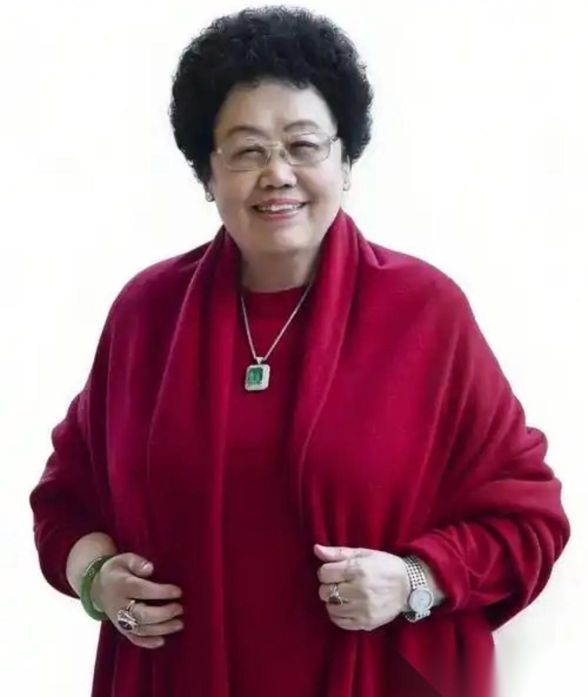 身价千亿的陈丽华走了
她不是死于高龄
也不是死于贫穷，更不是死于折腾，而是死于疾