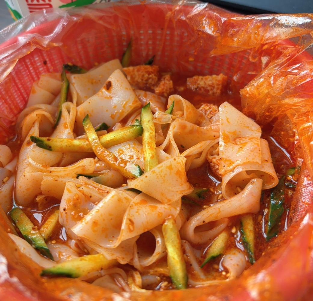 夏天的续命神器，必须是一碗凉皮。
红油一泼，黄瓜一拌，酸辣过瘾，清爽解腻。
不用