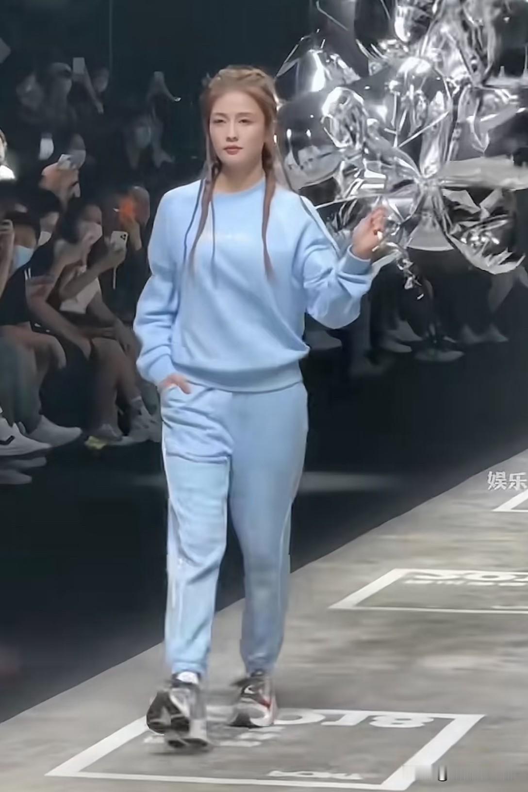 白鹿变身超模