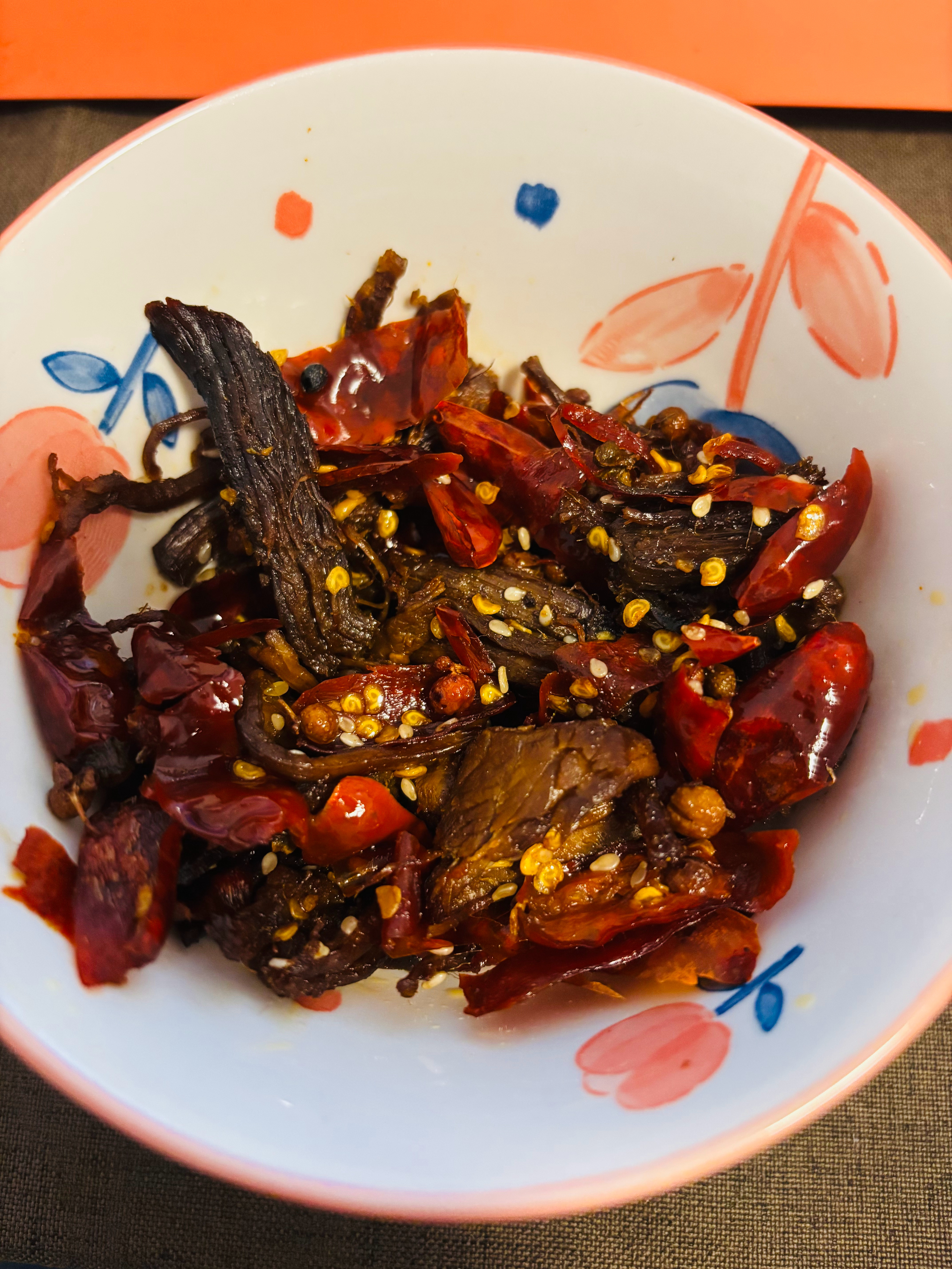 每天打完球回来，都搞一份老婆做的冷吃牛肉。辣辣辣辣辣，但是很爽。再配一杯苏打水，