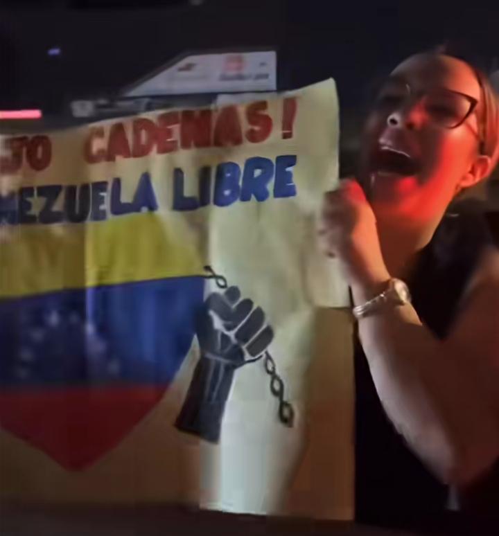 马杜罗总统被抓，委内瑞拉人民上街狂欢庆祝！
     此情此景与当年的伊拉克何其