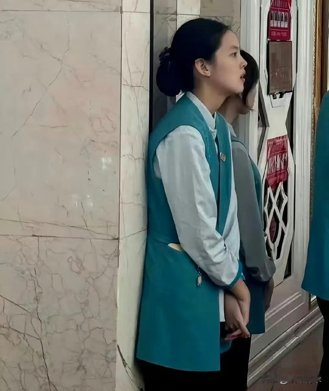 有网友说这张图是某位大明星在以前当服务员时候的照片，你能认出她是谁吗？虽然只有侧