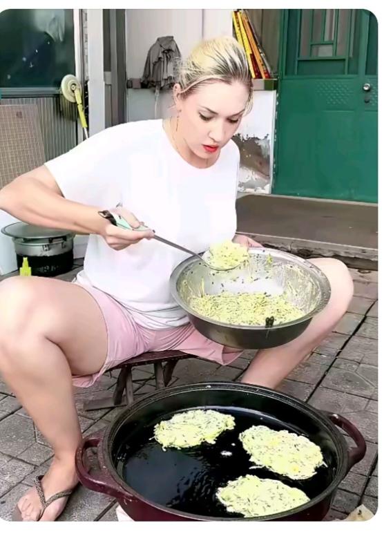 美女绝活呀
俄罗斯列巴最出名；
俄罗斯美女酒量大；
俄罗斯媳妇会烙饼；
烙的饼还
