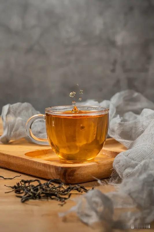 除了水之外，茶是个超棒的解渴选择。就像绿茶，富含茶多酚，清爽的口感能快速驱散燥热