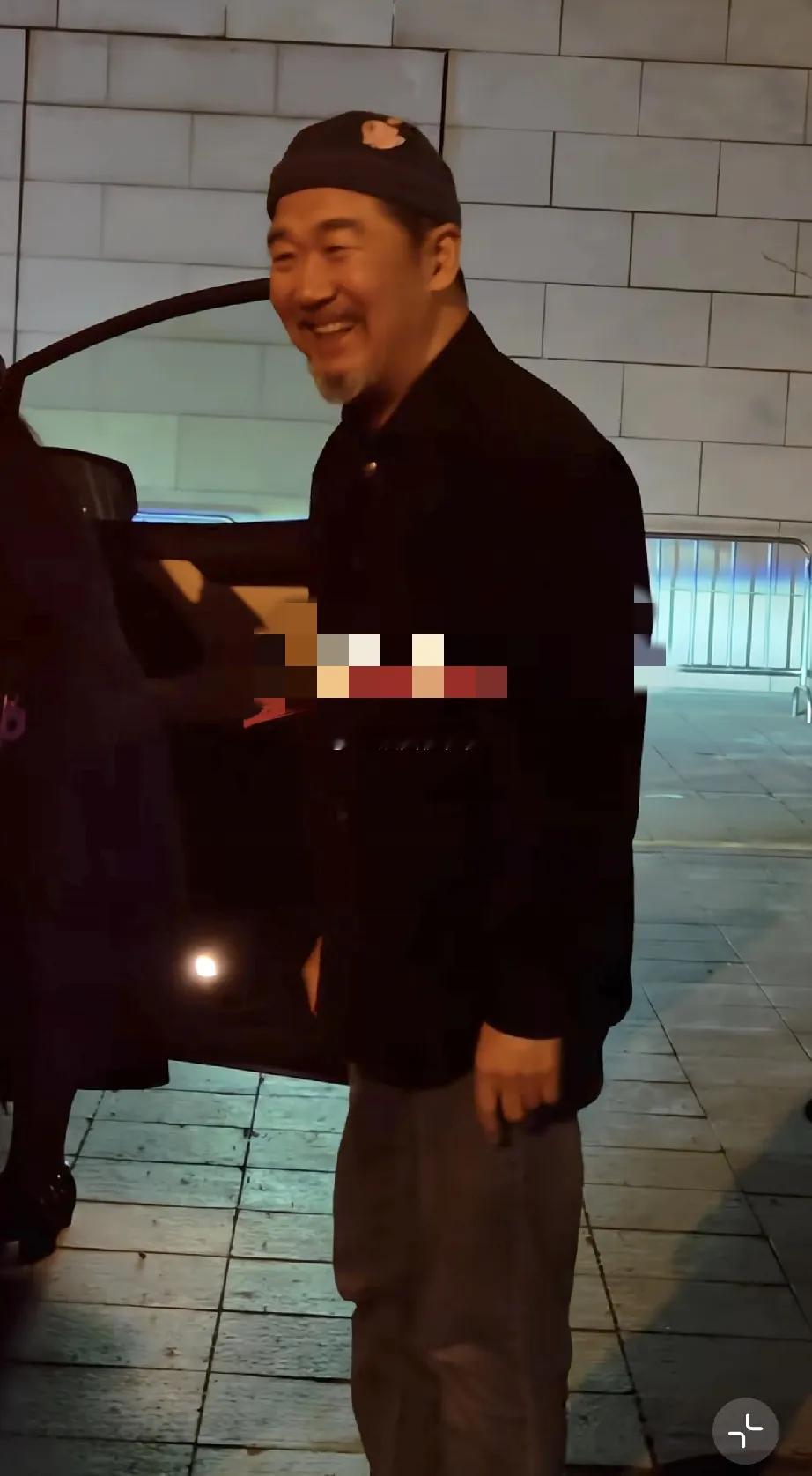 张国立话剧《情歌》首演结束后下班，有美女助理把他一直送到车上，邓婕在一旁连自己都