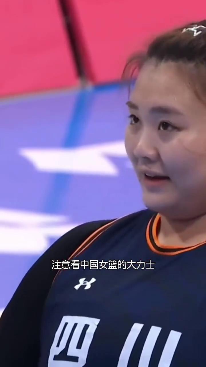 急先锋大宝贝刘禹彤。
注意看，中国女篮的大力士，国际女篮都要颤抖的大宝贝刘禹彤。