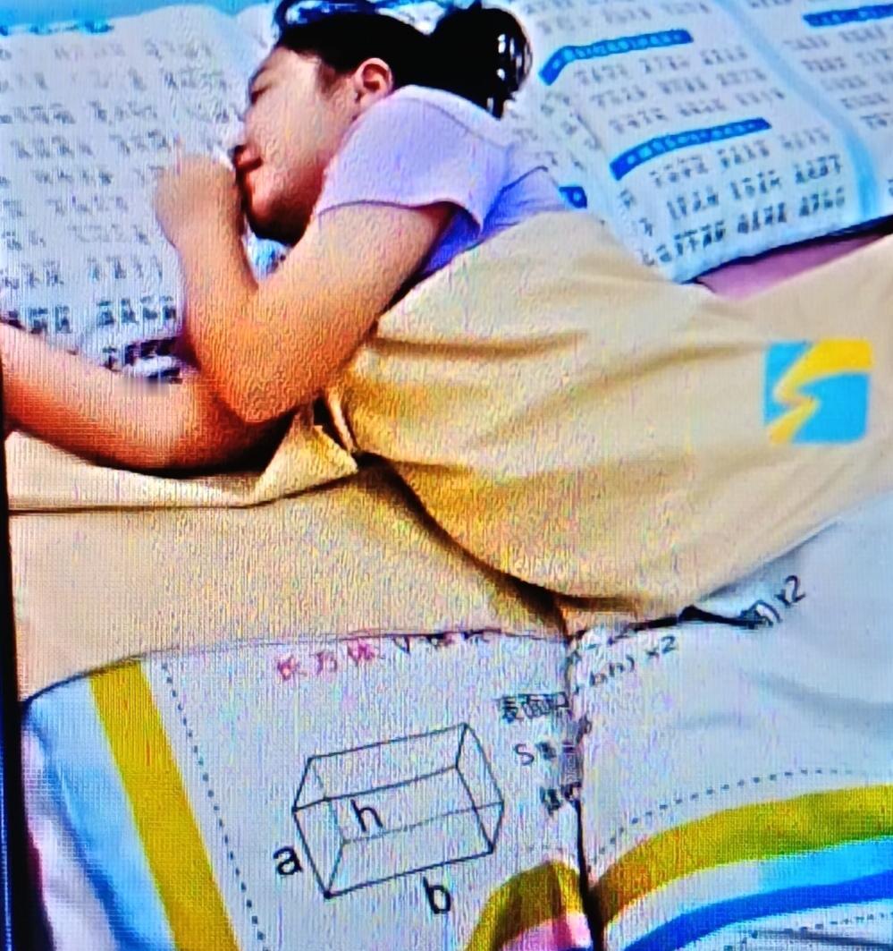 在安徽阜阳，一位舅妈的别样礼物突然火了——她给正在读小学的外甥女送了一套“学习四