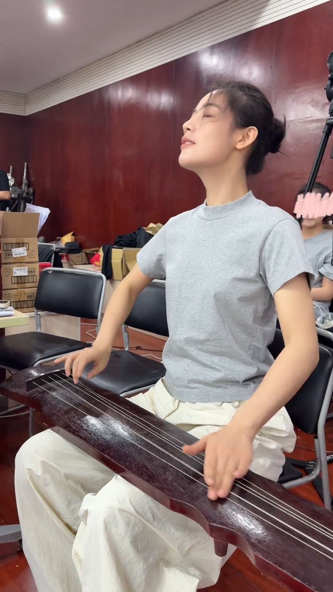 我们丽君其实是窄肩，但是身板贼正 