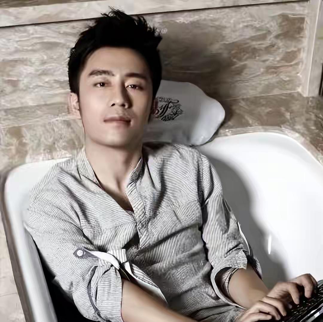 陈欧这一路的创业经历就像坐过山车。16岁拿全额奖学金去新加坡读计算机专业，留学时