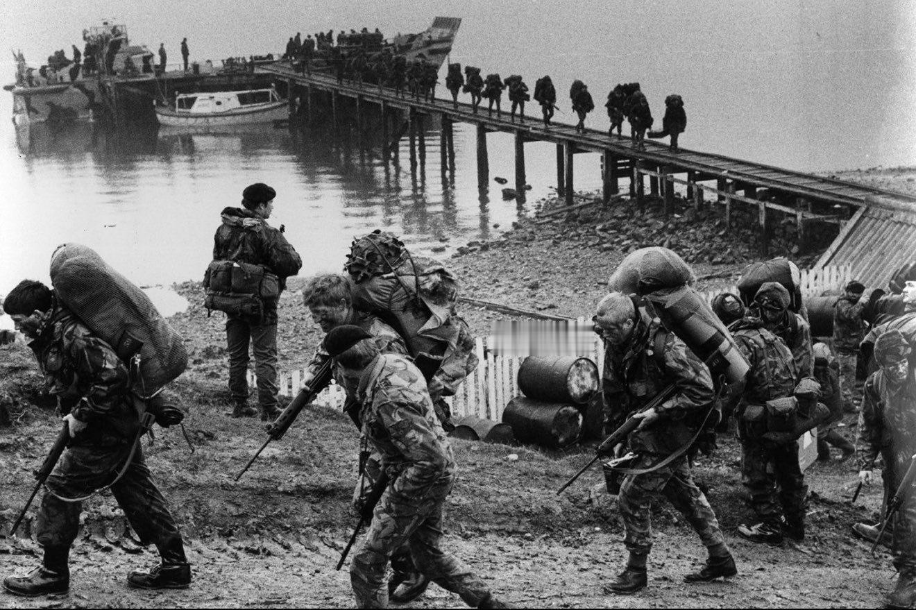 1982年，英国军队登陆福克兰群岛（马尔维纳斯群岛）。 