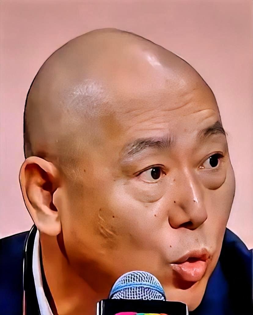 话音落下，李诚儒脸色骤然僵住。
一句业余班出身，直接撕碎他维持多年的专业导师滤镜