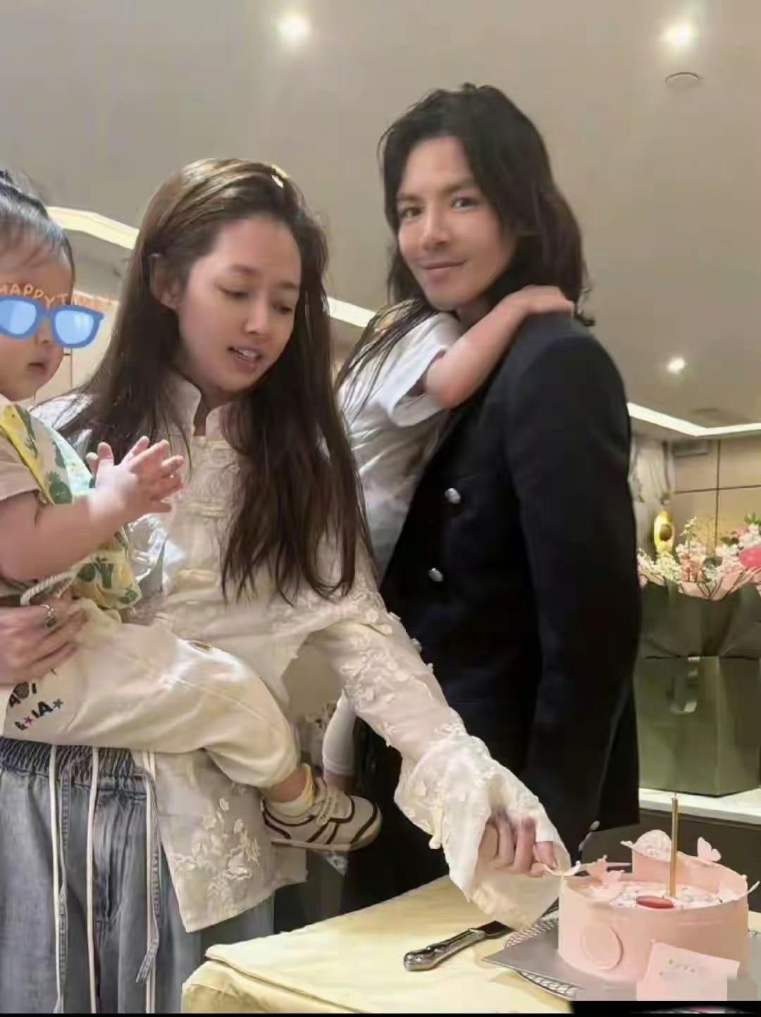 娱乐圈的恩爱修罗场，有时候根本不用扒黑料，一张P图就能见人心。

向佐这波母亲节