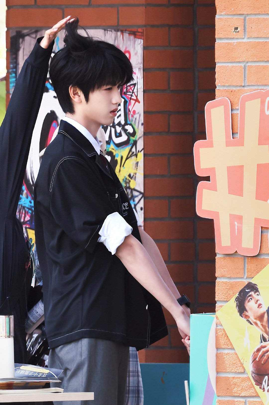 谁教张桂源把衬衫扎进裤子里的  谁教张桂源把衬衫扎进裤子里的，真是好板正一帅哥啊