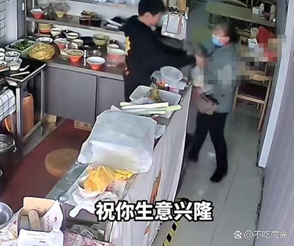 一碗面汤的温度，暖了一座城
“爹，您想吃点啥？”
“就想喝口热面汤……”
河南商