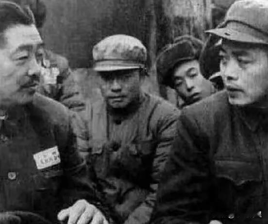 1974年初春，华国锋在中央一次小型会议上突然拍桌子，指着当年举报贺龙“叛国通敌